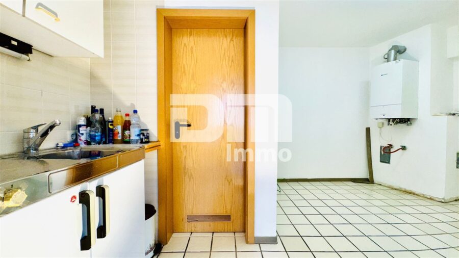 Schöne zentral gelegenes Büro mit zwei Balkonen und Tiefgaragenstellplatz - Aktenraum / Sozialraum / Pantry - Teeküche